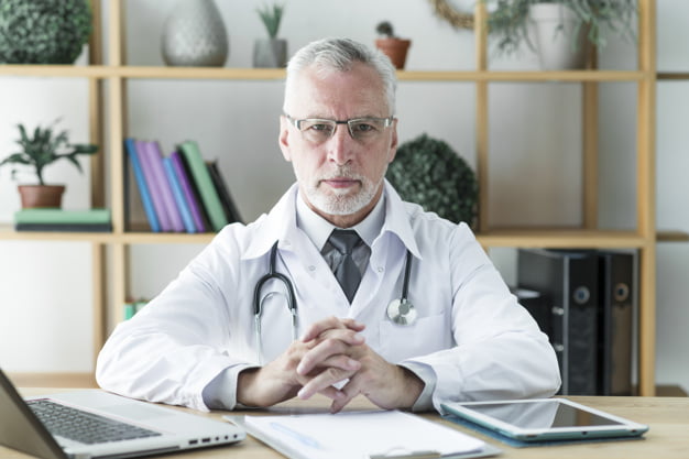 Sintomas de disfunção erétil - Quais as causas e como tratar 2 medico olhando