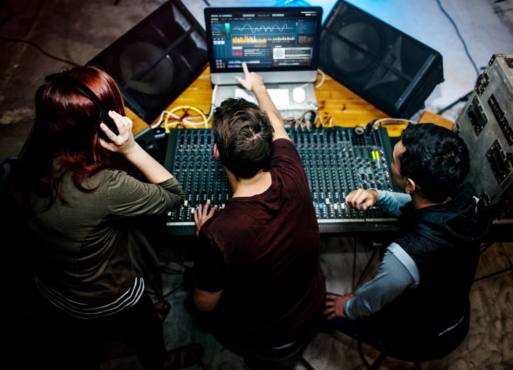 Como ganhar dinheiro como produtor musical 3 group people sound mixer station 1