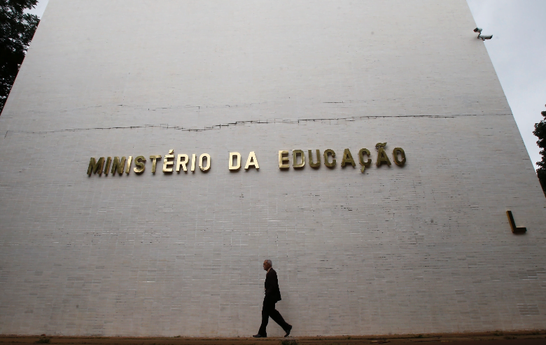 A importância do diploma na atualidade: por que ainda é relevante obter uma formação acadêmica? 1 mec