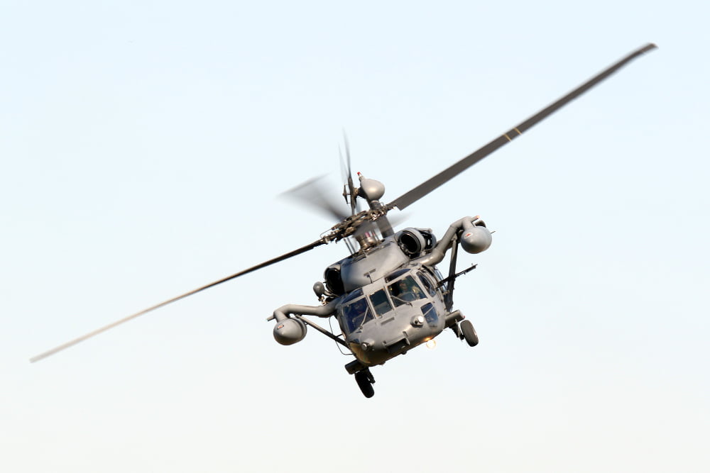 É seguro viajar de helicóptero? 1 low angle isolated shot military hawk maneuvering