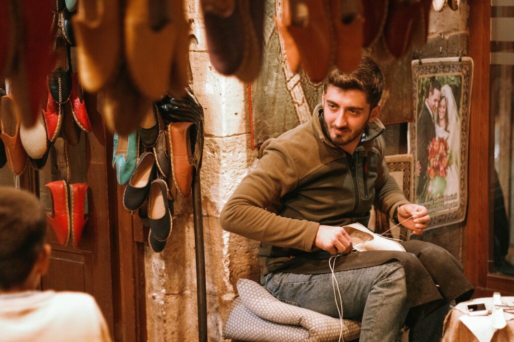 Fica bom usar sapatênis masculino acima dos 60? 1 pexels levent simsek 4190570