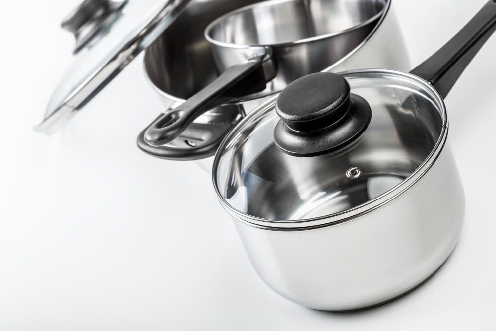 Itens Necessários para uma Cozinha Moderna 2 stainless steel pots pans isolated white