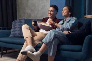 Como assistir jogos online: Quais as formas 14 amigos assistindo servico de streaming juntos dentro de casa